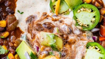 Makkelijke zwarte bonen vegetarische chili met gekruide yoghurt